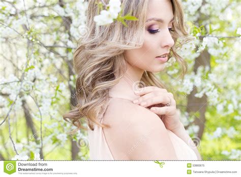 Belle Jeune Fille Blonde Tendre Mignonne Dans Un Jardin Des Arbres Fleurissants Dans Des Tons