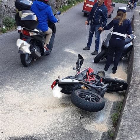 Il Vescovado Moto Contro Scooter Incidente Sulla Ravello Castiglione