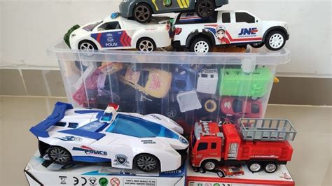 Menemukan Tumpukan Mainan Mobil Polisi Truk Damkar Robocar Poli Bus