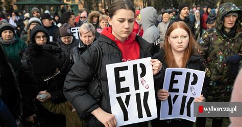 Marsz milczenia w Zamościu po śmiertelnym pobiciu 16 letniego Eryka