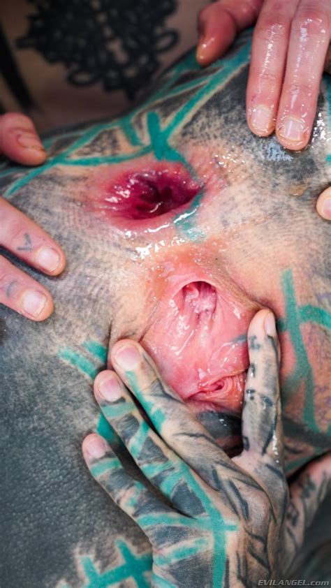 Alt Lesbians Anuskatzz Ceci Milkymouzz Has Fun Playing Extreme Anal Games 15 Photos