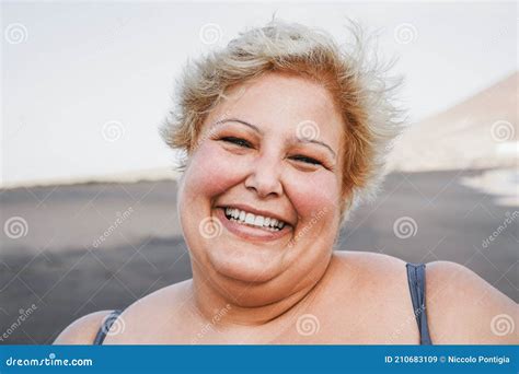 Portr T Der Curvy Frau L Chelnd Auf Tragendem Bikini Der Kamera Strand Im Hintergrundfokus Auf