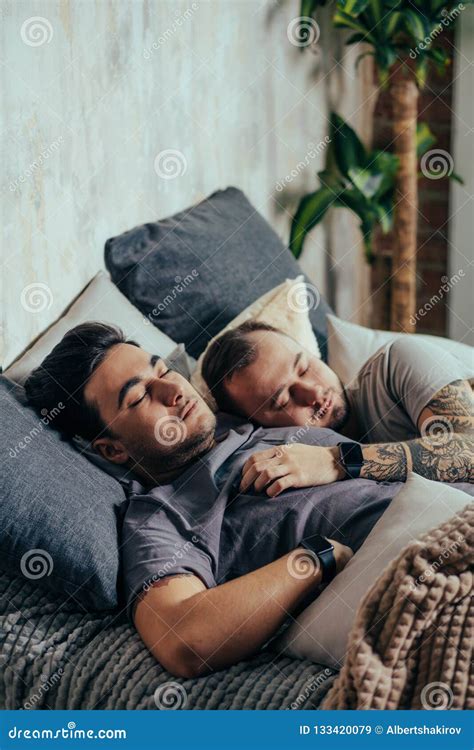 Dos Hombres Gay Hermosos Desnudo En Cama Juntos Abrazando Y El Sonrisa De Ellos Tiene Pecs