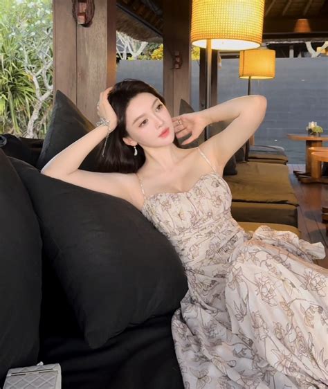 1001 phát ngôn gây tranh cãi của hot girl Diệp Kha bạn gái Huỳnh Hiểu Minh trên sóng livestream