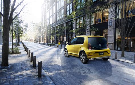 VW_25 画像｜【新車】人気のフォルクスワーゲン「cross up!」が300台限定・2,098,000円で再登場 | clicccar.com