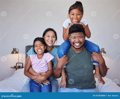 Retrato Familiar Feliz En La Cama En El Dormitorio De Casa Y Sonrisa De