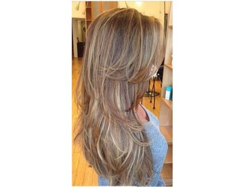 Dirty blonde czyli brudny blond Ten kolor włosów robi furorę