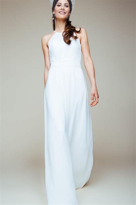 Schlichtes Brautkleid - schmal und elegant mit Schleppe