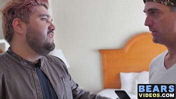 Cachorro Regordete Y Oso Peludo Follan Por El Culo En Una Habitaci N De Motel Barata Xvideos