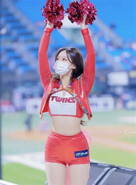 Eo Kh U Trang K N M T V N G Y S T Di N M O Th T S C A Hot Girl Khi N Ng I Xem Th M Ph N