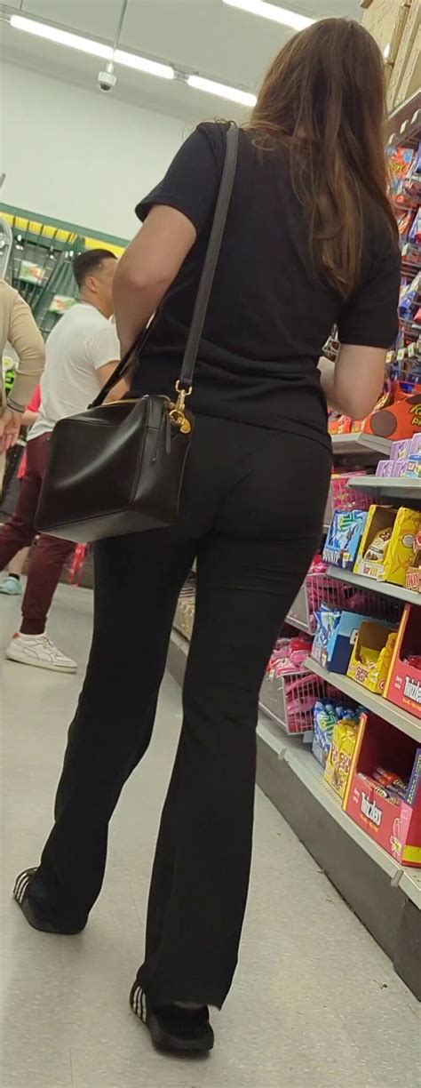 Brunette Babe In Black Flares Spandex Leggings Yoga Pants Forum