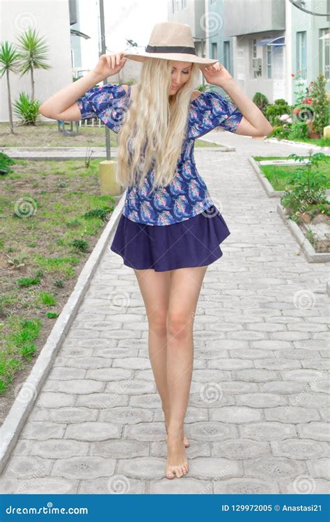 Een Mooie Jonge Blonde Vrouw Met Lange Slanke Benen In Een Korte Rok En Een Hoed Bevindt Zich In