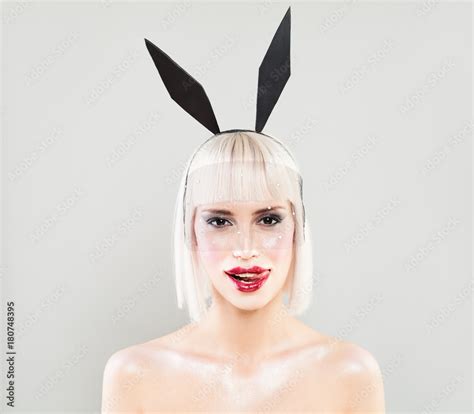 Photo Stock Sexy Woman With Blonde Bob Hairstyle And Red Lips Sexy Fashion Model With Bunny