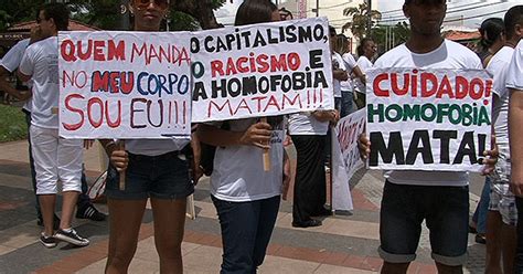 G1 Amigos e familiares protestam contra morte de casal gay em Camaçari BA notícias em Bahia