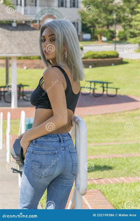 Une Belle Blonde Pose Dehors Dans Un Environnement Urbain Photo Stock Image Du Stup Fier Beau