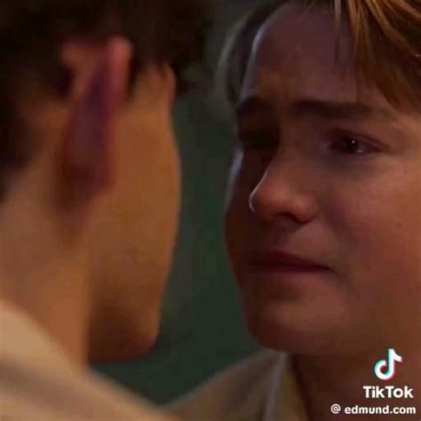 Pin By Jennifer Batchelor On Heartstopper Cute Gay Couples Cute Gay Best Tv Shows