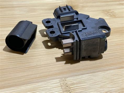 Регулятор напряжения генератора Valeo / 373702A400 / Hyundai / KIA ...