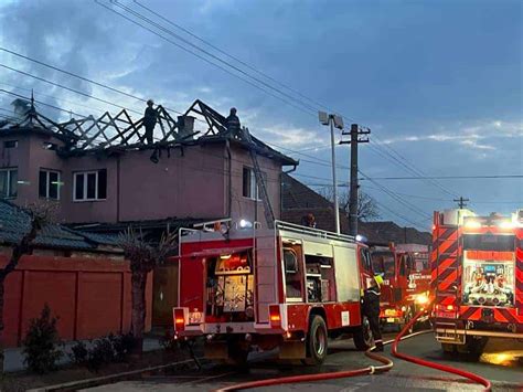 VIDEO INCENDIU de proporții la o CASĂ de locuit din Gherla Pompierii