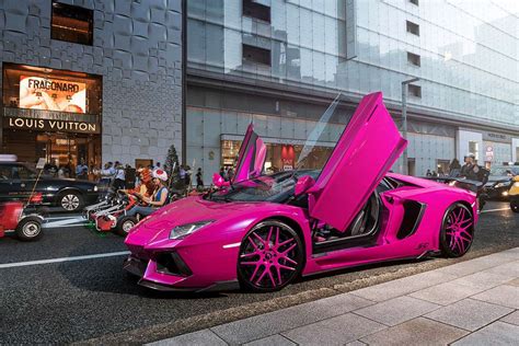 Тотально розовый Lamborghini Aventador на фото в Токио