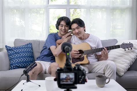 Blogger De La Pareja Gay Asiática Vlogger E Influenciador En Línea Grabando Contenido Musical De