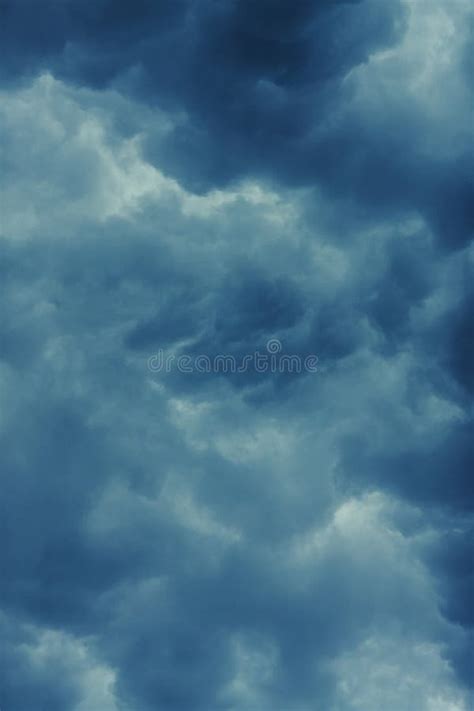 Nuvens de tempestade imagem de stock Imagem de ninguém 102768041