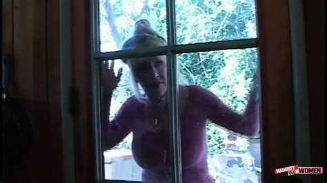 Chica rubia con curvas motiva al semental dejándolo usar su apretado coño de milf