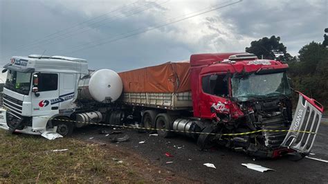 Colis O Envolvendo Tr S Caminh Es Deixa Uma V Tima Encarcera