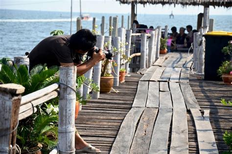 Thailändische fotografen fotografieren in einem schwimmenden lokalen