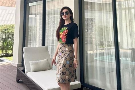 Huyền My đi biển không bikini dát hàng hiệu từ đầu đến chân 2sao