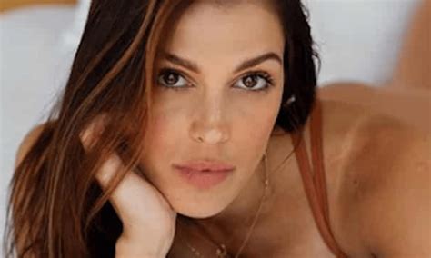 Iris Mittenaere se fait critiquer à cause dune photo en bikini dévoilant ses vergetures