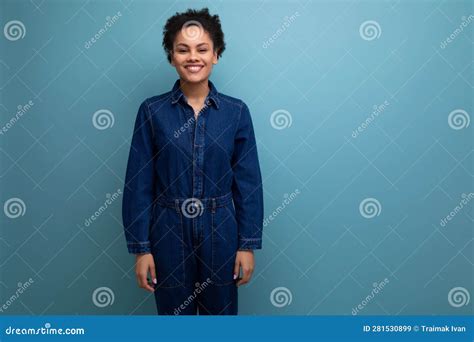 Jovencita Guapa Morena Latina Con Pelo Afro Atada En Una Cola De Poniente Vestida Con Un Estilo
