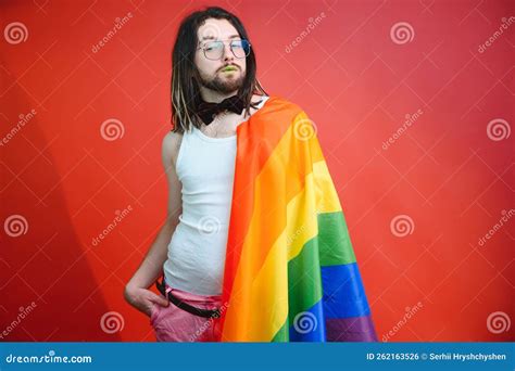 Feliz Hombre Gay Divirti Ndose Con El S Mbolo De La Bandera Arcoiris De La Comunidad Lgbtq Foto