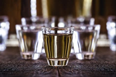 Vasos de diferentes bebidas alcohólicas destiladas como licor vodka