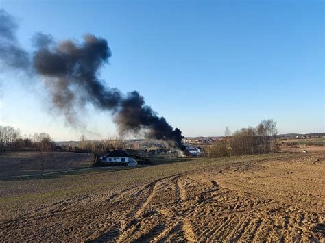 Czarny dym nad Bytowem Pożar traw i styropianu ZDJĘCIA Głos Pomorza