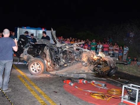 G1 Acidente Mata Duas Pessoas E Deixa Carro Irreconhecível Na Bahia