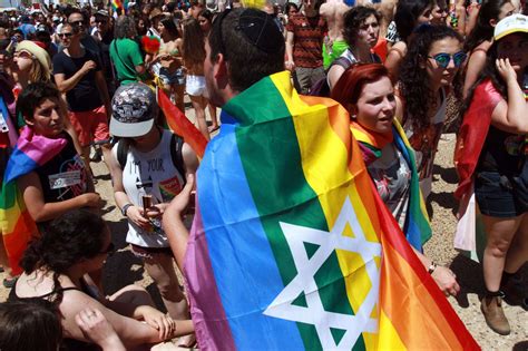 Un israelí acude al desfile del orgullo gay de Internacional EL MUNDO