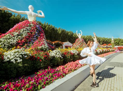 Ngọc Trinh khoe body mướt mắt với bikini nhỏ xíu cưỡi lạc đà cùng trai đẹp 6 múi trên bãi