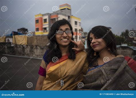 Portr T Von Zwei Jungen Indischen Brunette M Dchen Von Schwestern Von Freunden Mit Dem