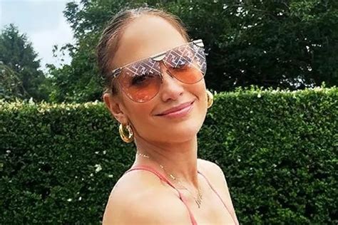 W wieku lat ma ciało letniej dziewczyny Lopez pokazała swoje ciało w bikini i olśniła