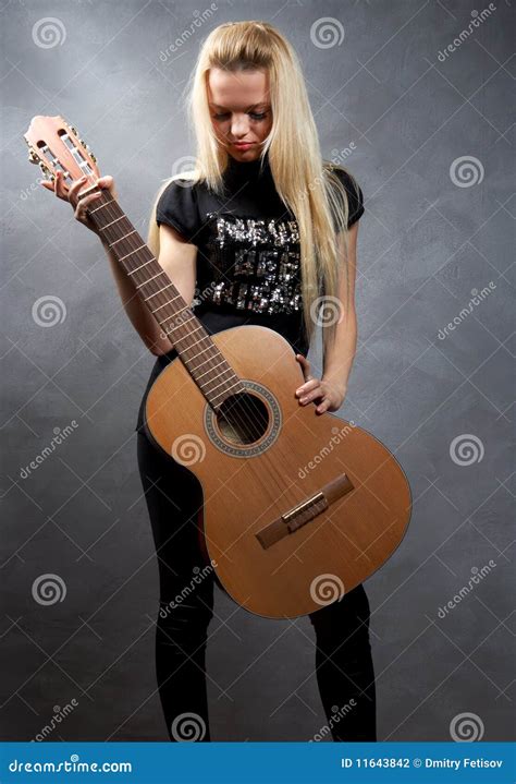 Jeune Fille Blonde Avec Une Guitare Photo Stock Image Du Gris Cheveu 11643842