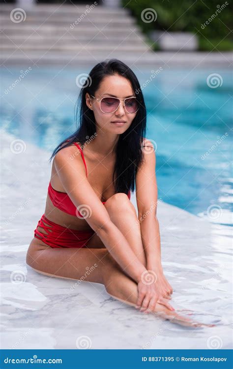 La Mujer Atractiva Elegante En El Bikini Rojo En El Cuerpo Delgado Y Bien Proporcionado