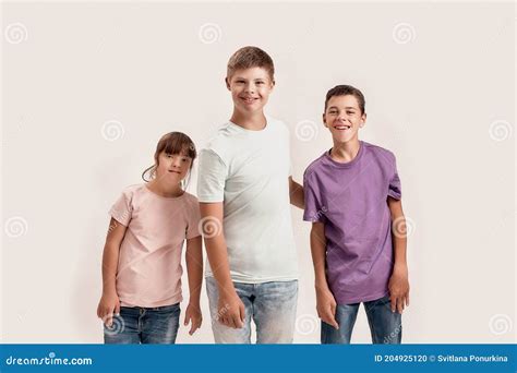 Trois Enfants Handicapés Teenaged Gay Avec Syndrome De Down De Paralysie Cérébrale Et Sourire à