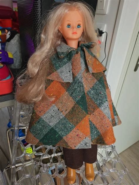 POUPÉE CATHIE Marque BELLA Blonde Yeux Bleus Cap Poncho Carreaux Pantalon Brun EUR