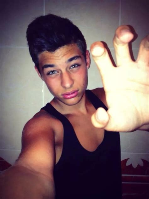 Novinho Pirocudo ÊNFASE GAY