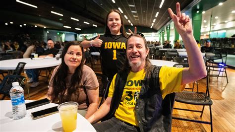 Passionate fans are arguing on the iowa message board tonight 22