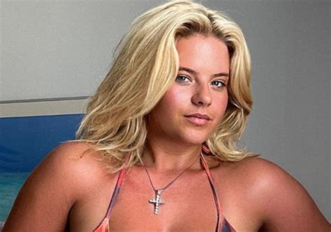 7 Hot Sexy Apollonia Llewellyn Bikini Pics