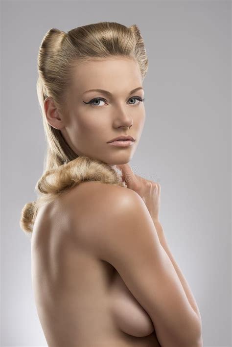 Verticale De Fille Blonde Nue Avec La Coiffure Photo Stock Image Du Fille Beau