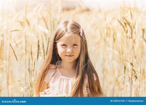 Portrait D une Belle Petite Fille Blonde Dans Un Champ De Blé Image