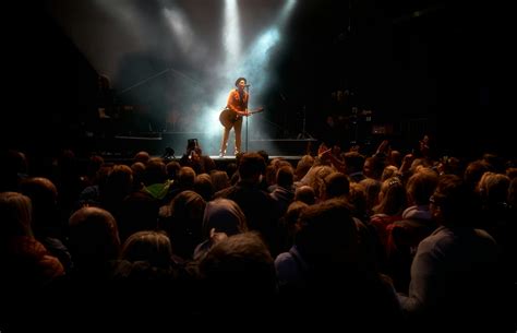 How to Command the Stage: The Power of Body Language in Presence and