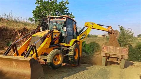 JCB 3dx Xtra Backhoe Machine Loading Red Mud In Mahindra YUVO 415 DI